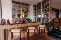 Arthama Hotels Makassar - bar