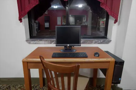 Super 8 by Wyndham Crystal Lake Отели в г. Мак-Генри