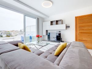 Fabulous Penthouse Close to St George's Bay