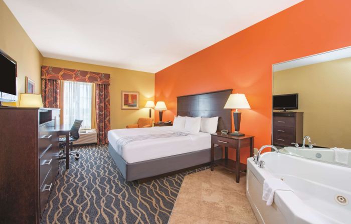La Quinta Inn & Suites by Wyndham Tulsa Airpt / Expo Square