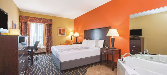 La Quinta Inn & Suites by Wyndham Tulsa Airpt / Expo Square Hotels in Tulsa County
