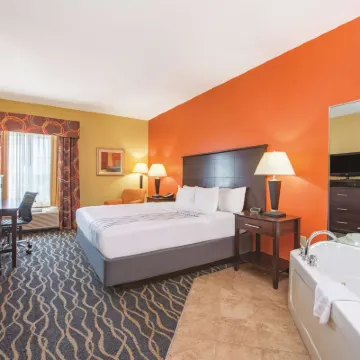 La Quinta Inn & Suites by Wyndham Tulsa Airpt / Expo Square Hotels near Maxwell Park