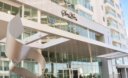 Saint Moritz Hplus Express Отели рядом с достопримечательностью «Three Powers Plaza»