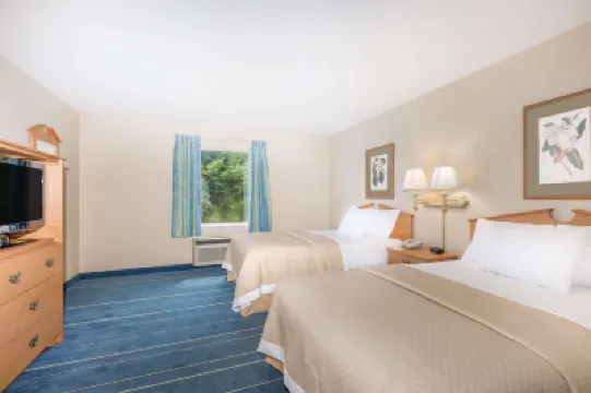 Days Inn & Suites by Wyndham Bridgeport - Clarksburg Hotels in 