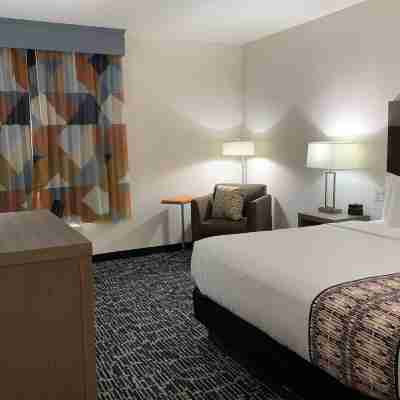 La Quinta Inn & Suites by Wyndham-Red Oak TX IH-35E Rooms