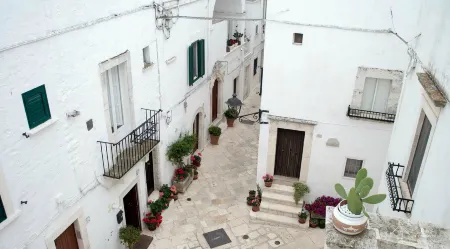 Albergo Diffuso Sotto le Cummerse Отели рядом с достопримечательностью «Centro Storico Locorotondo»