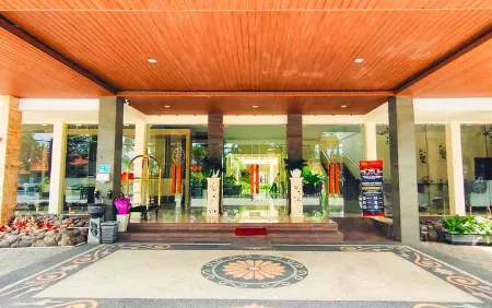 Dreamland Hotel and Lounge Отели в г. Bondowoso Regency