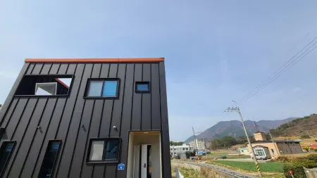 Namhae Kkontigo Pension 2 Отели в г. Намхэ