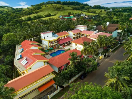 Spazio Leisure Resort, Goa Отели рядом с достопримечательностью «Tantra Rock Cliff»