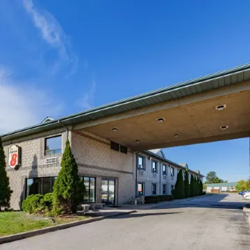 Super 8 by Wyndham Ambassador Bridge Windsor on