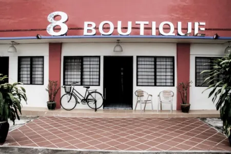 8 Boutique Hotel by the Beach Отели рядом с достопримечательностью «Blue Whale Cruise Sdn. Bhd. - Penang»
