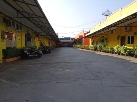 Hotel Mekar Jaya Pati Отели в г. Pati Regency