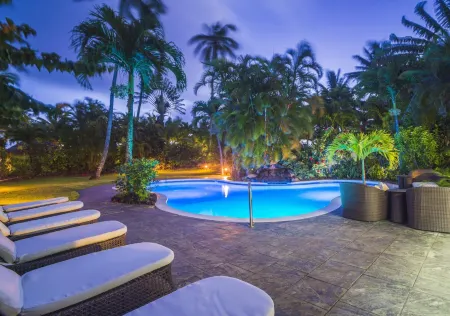 Motu Beachfront Art Villas