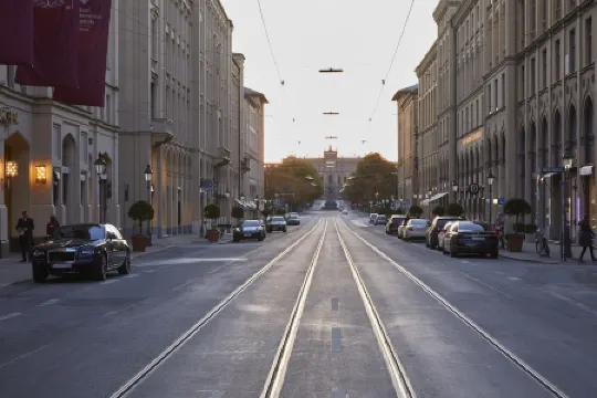 Hotel Vier Jahreszeiten Kempinski Munich Отели рядом с достопримечательностью «Рыбный фонтан»