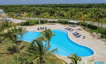 Large Fully-Equiped Golf-Front Apartment with Jacuzzi in Luxury Beach Resort