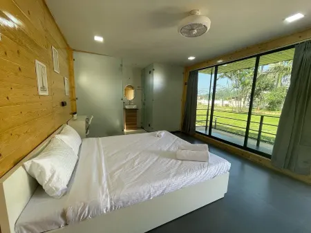 Base Camp Stay , Lonavala Отели рядом с достопримечательностью «Карла Кейвс»