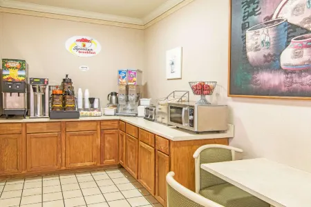 Super 8 by Wyndham Richfield/Cleveland