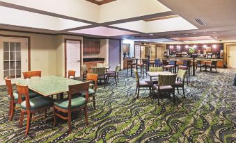 La Quinta Inn & Suites by Wyndham Shawnee