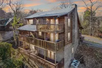 Big Bear Lodge 4 Bedroom Cabin by RedAwning Các khách sạn ở Sevier County