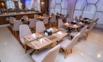 dining, with tables and chairs at Nusk Al Hijrah Hotel