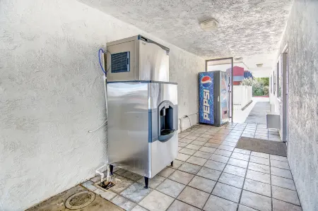 Motel 6 Stockton, CA - Charter Way West Отели рядом с достопримечательностью «In Season»