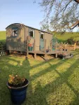 The Peacock Shepherds Hut at Hafoty Boeth Hotel dekat Corwen Parish Church of St Mael and St Sulien