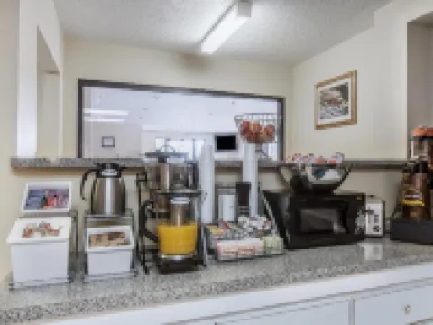 Super 8 by Wyndham Cleveland TX