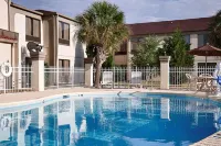 Park Inn by Radisson Albany - Pools