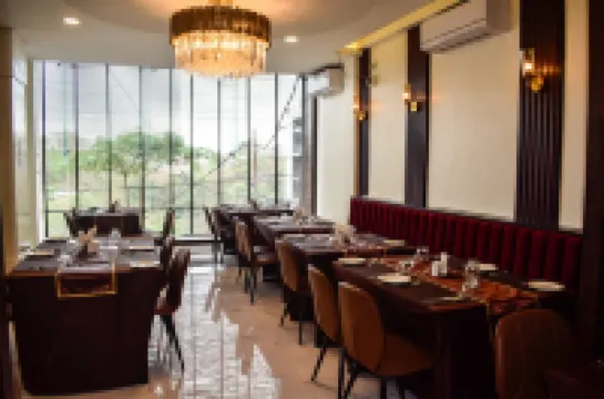 Royale Lalawi Hotel アイザウルのホテル