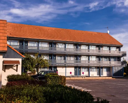 Kyriad Villeneuve Saint-Georges Отели в г. Монжерон