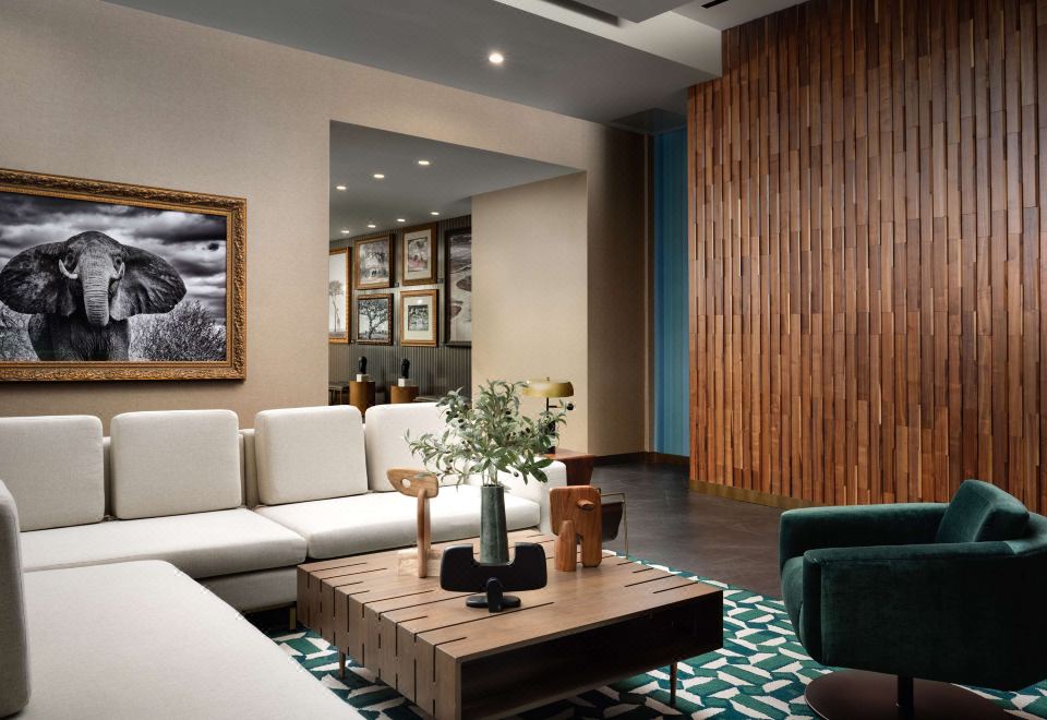 하얏트 플레이스 LAX의 로비와 다이닝 공간