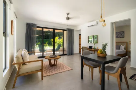 Bo Jungle - Steps to Tamarindo Beach - Surf & Pool #2 Отели в г. Playa Langosta