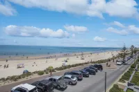 Luna's Lookout: Esplanade, Henley Beach Hotel di Henley Beach