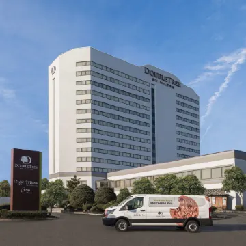DoubleTree by Hilton Fort Lee/George Washington Bridge Hotels near Washington Heights