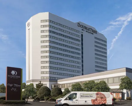 DoubleTree by Hilton Fort Lee/George Washington Bridge Hotels near Convent Garden