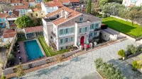 Naz Su Cunda - Pools