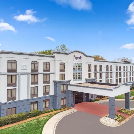 Spark by Hilton Charlotte Tyvola I-77 Отели рядом с достопримечательностью «Банк оф Америка Стадиум»
