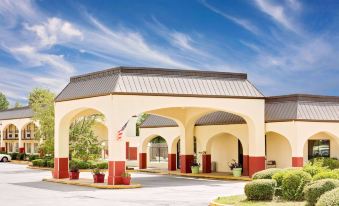 Days Inn & Suites by Wyndham Starkville