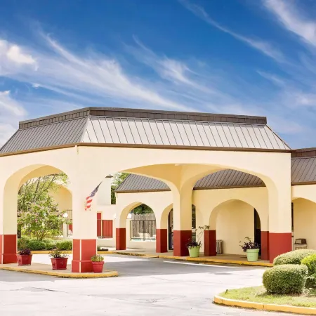 Days Inn & Suites by Wyndham Starkville