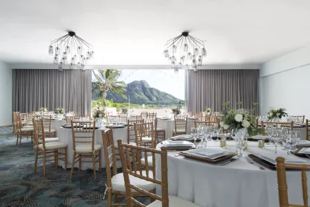 Queen Kapiolani Hotel Отели рядом с достопримечательностью «Statue of Duke Kahanamoku»