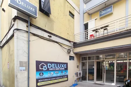RedDoorz at Deluxe Hotel Near Terminal Purabaya Bungurasih