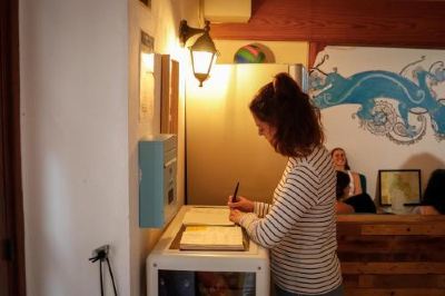 Front Desk Mana Mana Youth Hostel Photo