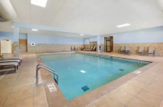 เบสท์เวสเทิร์นพลัส มิดเนแบรสกา อินน์แอนด์สวีทส์ โรงแรมในเคอร์นีย์