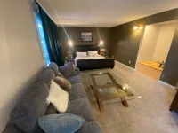 Close To Whyte University   New Renovation - Alloggi