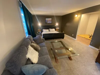 Close To Whyte University   New Renovation Hotel dekat University of Alberta