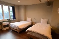 Tug-B Bar & Hostel