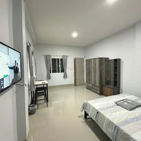 Daily Room LikeHome 400 Baht/Night Отели рядом с достопримечательностью «Ват лонг Кхру»