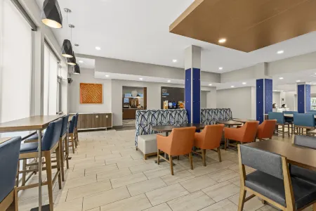 Holiday Inn Express & Suites Phoenix West - Tolleson Отели в г. Толсон