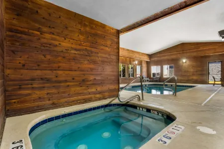 Comfort Inn & Suites Greeley Отели рядом с достопримечательностью «Библиотека Хай Плейнс Лайбрари Дистрикт Сентенниал Парк»