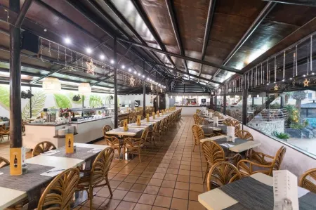 Hotel Arena Suite Отели рядом с достопримечательностью «KACTUS Café»